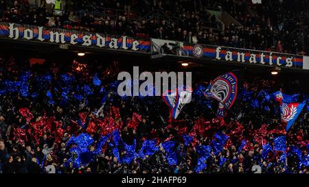 LONDRA, INGHILTERRA - DICEMBRE 12: I tifosi del Crystal Palace Ultramas raggruppano i fanatici di Holmesdale durante la partita della Premier League tra Crystal Palace ed Everton Foto Stock