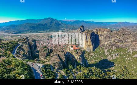 Vista aerea su Meteora, una formazione rocciosa nel centro della Grecia che ospita uno dei più grandi complessi di monaste ortodosse orientali Foto Stock