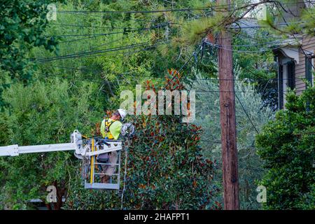 NEW ORLEANS, LA, USA - 20 SETTEMBRE 2021: Lineman che ripara le linee di utilità dopo l'uragano Ida nel quartiere Uptown Foto Stock