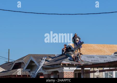 New Orleans, LA, USA - 23 SETTEMBRE 2021: Lavoratori che riparano il tetto danneggiato dall'uragano Ida nel quartiere Uptown Foto Stock