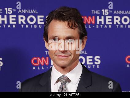 New York, Stati Uniti. 12th Dic 2021. Hugh Dancy arriva sul tappeto rosso all'annuale CNN Heroes: All-Star Tribute 15th all'American Museum of Natural History domenica 12 dicembre 2021 a New York City. Foto di John Angelillo/UPI Credit: UPI/Alamy Live News Foto Stock