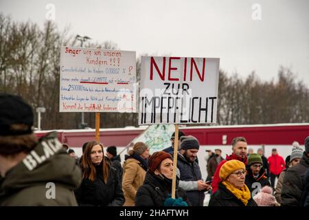 Neumarkt a Der Oberpfalz, Germania. 11th Dic 2021. Segno: « No alla vaccinazione obbligatoria ». 2000 hanno partecipato a una manifestazione contro le misure di cooperazione e la vaccinazione obbligatoria a Neumarkt, Baviera, Germania. Sotto i manifestanti c'erano attivisti no-vax, pensatori laterali, denari covidi e ideologi della cospirazione. La protesta è stata pacifica e non ci sono stati attacchi contro i giornalisti. (Foto di Alexander Pohl/Sipa USA) Credit: Sipa USA/Alamy Live News Foto Stock