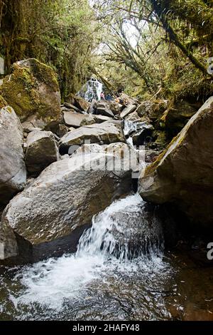 paesaggio fluviale con cascate in clima freddo Foto Stock