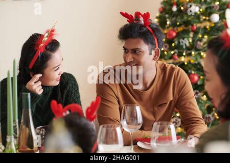 La giovane coppia trascorre una cena di Natale con la famiglia a casa Foto Stock