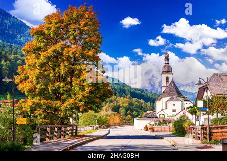 Ramsau bei Berchtesgaden, Germania. Paesaggio autunnale Berchtesgadener Land in Baviera con incredibile vista stagionale della chiesa parrocchiale di San Sebastiano An Foto Stock