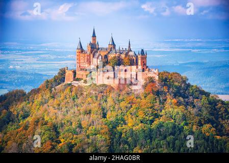 Autunno coloerd wiew del castello di Hohenzollern nel distretto Zollernalbkreis Alpi Sveve - Baden-Wurttemberg, Germania Foto Stock