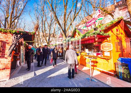 Basilea, Svizzera - Dicembre 2017. Mercatino delle fiabe di Natale, Weihnachtsmarkt Basel a Munsterplatz e Cattedrale di Munster, Confederazione svizzera. Foto Stock