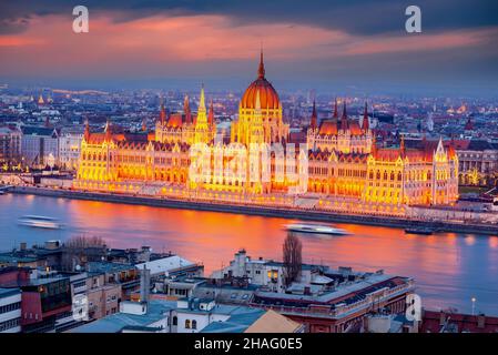 Budapest, Ungheria. Vista notturna del cielo colorata sull'edificio del Parlamento sul delta del Danubio. Foto Stock
