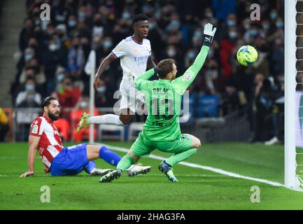 Madrid, Spagna. 12th Dic 2021. Jan Oblak (R) di Atletico de Madrid cerca di salvare una palla durante una partita di calcio spagnola di prima divisione tra il Real Madrid e l'Atletico de Madrid a Madrid, Spagna, 12 dicembre 2021. Credit: Gustavo Valiente/Xinhua/Alamy Live News Foto Stock