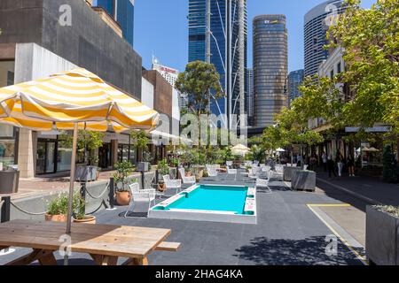Sydney, Australia. 13th dicembre 2021. Continua il processo governativo del NSW per pranzare all'aperto e all'aperto per rinvigorire la storica area Rocks di Sydney, L'iniziativa è parte di una ripresa economica per le imprese a seguito della pandemia del Covid 19 e per incoraggiare la spesa dei consumatori in bar e ristoranti attraverso orari di apertura più lunghi e una maggiore capacità di posti a sedere Credit: martin berry/Alamy Live News Foto Stock