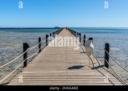 Hurghada, Egitto - 25 maggio 2021: Lungo molo di legno che conduce sul mare allo Stella di Mare Beach Resort situato nella Baia di Makadi, che uno di Egitto Foto Stock