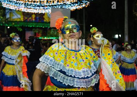 I gruppi culturali di tutta Medellin prendono le strade per un carnevale festivo che rappresenta i miti e le leggende della Colombia che apre la stagione natalizia e le festività nella città, a Medellin, Colombia, il 8 dicembre 2021. Foto Stock