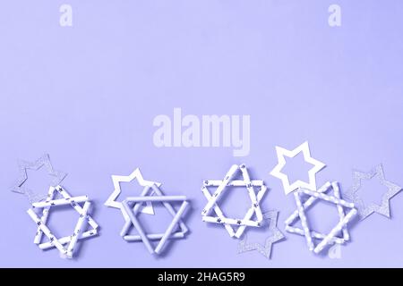 Festa ebraica Hanukkah. Simbolo della stella di Hanukkah di David. Molto peri colore 2022. Vista dall'alto, disposizione piatta con spazio per la copia. Foto Stock