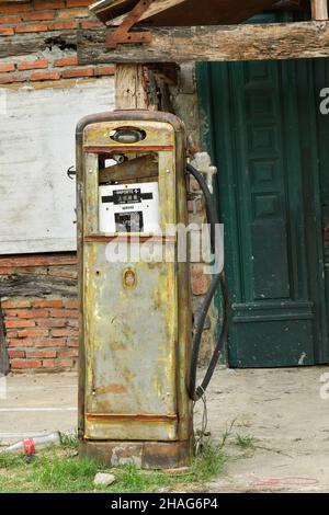 Veicoli vecchi abbandonati e deteriorati in Uruguay Foto Stock