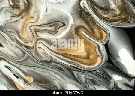 Astratto fluido arte sfondo beige e grigio colori. Marmo liquido. Pittura acrilica su tela con linee bianche e sfumatura. Sfondo con inchiostro a base di alcol Foto Stock