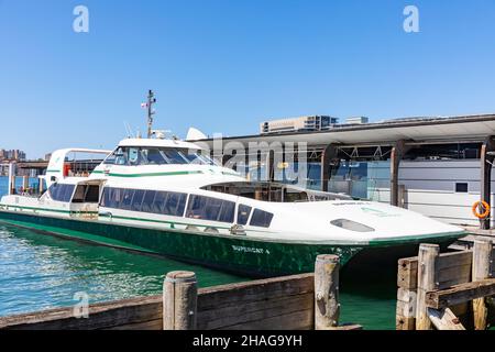 Traghetto di classe supergatto di Sydney, il MV Supercat 4 è uno dei quattro traghetti supergatto sul porto di Sydney nel 2021, ormeggio a Circular Quay, Sydney Foto Stock