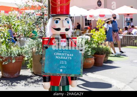 I mercati di Natale Rocks Sydney, coppia camminano indossando le facemarks dovuto la pandemic covid nel dicembre 2021, Sydney, Australia Foto Stock