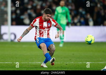 Rodrigo de Paul di Atletico de Madrid durante il campionato spagnolo la Liga partita di calcio tra Real Madrid e Atletico de Madrid il 12 dicembre 2021 allo stadio Santiago Bernabeu di Madrid, Spagna - Foto: Oscar Barroso/DPPI/LiveMedia Foto Stock