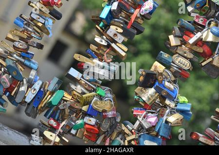Amore lucchetti al ponte d'amore. Praga, Repubblica Ceca. Foto Stock