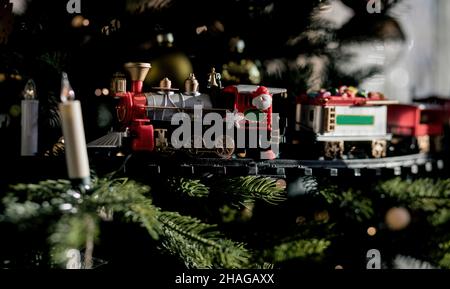 Treno di Natale con decorazione e babbo natale Foto Stock