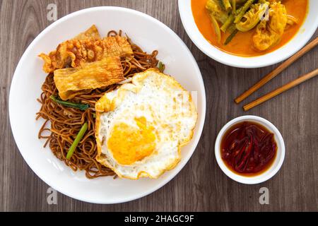 Tagliatelle economiche cinesi fritte. Il famoso cibo della colazione malese Foto Stock