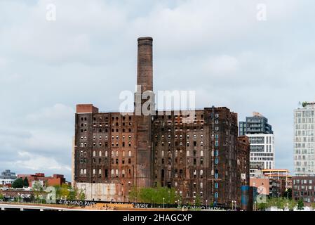 New York City, USA - 23 giugno 2018: Vecchia fabbrica di zucchero a Domino Park a Williamsburg, Brooklyn Foto Stock