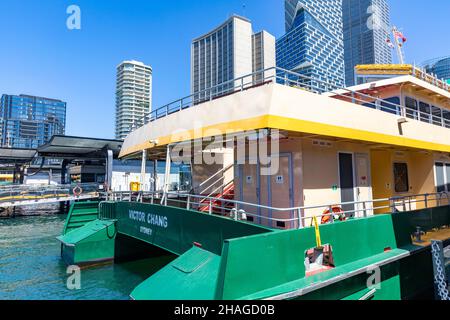 Traghetto di classe Emerald il MV Victor Chang ormeggiato al terminal dei traghetti di Circular Quay in un giorno d'estate 2021 dicembre, Sydney, Australia Foto Stock