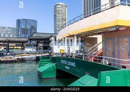 Traghetto di classe Emerald il MV Victor Chang ormeggiato al terminal dei traghetti di Circular Quay in un giorno d'estate 2021 dicembre, Sydney, Australia Foto Stock