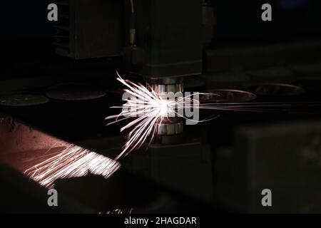 Scintille brillanti da tornitura metallica, ruscello Foto Stock