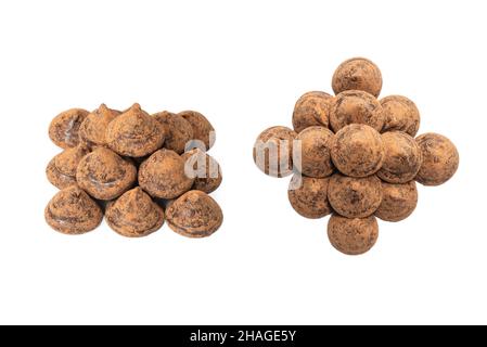 Tartufi di cioccolato isolati su sfondo bianco. Caramelle al cioccolato. Foto Stock