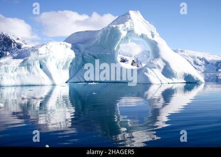 Wilhelmina Bay è una baia 24 chilometri (15 mi) ampia tra la penisola di Reclus e Capo Anna lungo la costa occidentale di Graham terra sulla penna Antartico Foto Stock