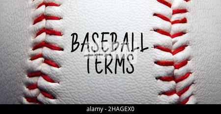 Palla da baseball macro close-up con stitches e cuciture con la parola baseball termini. Terminologia del gioco di baseball o concetto di guida. Foto Stock