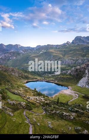 Vista sul Rifugio Calvi e sul lago Rotondo. Carona, Val Brembana, Alpi Orobie, Bergamo, Provincia di Bergamo, Lombardia, Italia, Europa. Foto Stock