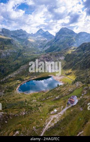 Vista sul Rifugio Calvi e sul lago Rotondo. Carona, Val Brembana, Alpi Orobie, Bergamo, Provincia di Bergamo, Lombardia, Italia, Europa. Foto Stock