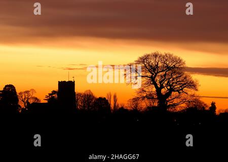 Santa Maria la Vergine chiesa parrocchiale, Hatfield Broad Oak, all'alba, l'alba luccica cielo. Foto Stock