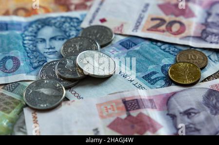 Kuna è la valuta croata. Banconote e monete. Primo piano. Foto Stock