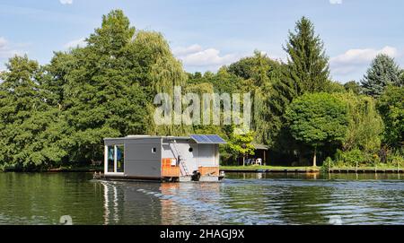 Con la houseboat sul fiume Dahme a Brandeburgo. Vela rilassante con la barca. Scoprire la natura e il paesaggio Foto Stock