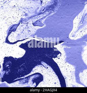 Struttura acrilica realizzata con tecnica Fluid pour. Sfondo in viola. Foto Stock