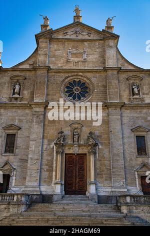 Colpo verticale della Collegiata dei Santi Pietro e Stefano a Bellinzona, Svizzera Foto Stock