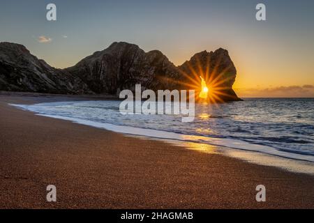 Al mattino presto Dicembre Alba a Durdle Door sulla costa Jurassic, Dorset. Foto Stock