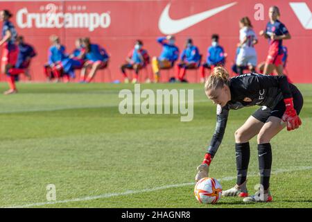 Siviglia, Spagna. 12th Dic 2021. Esther Sullastres (24) di Sevillla FC Donne viste durante la Primera Iberdrola partita tra Sevilla FC Donne e Atletico de Madrid Donne allo stadio Jesus Navas di Siviglia. (Photo credit: Mario Diaz Rasero Credit: Gonzales Photo/Alamy Live News Foto Stock