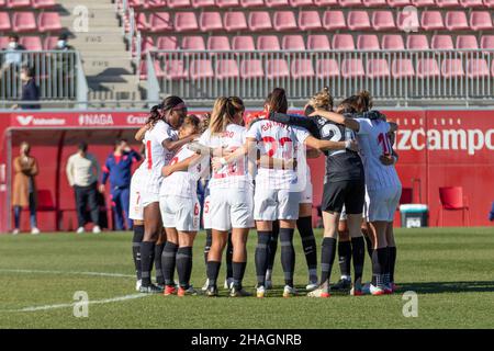 Siviglia, Spagna. 12th Dic 2021. Al via undici delle Sevilla FC Women per la Primera Iberdrola partita tra Sevilla FC Women e Atletico de Madrid Women allo stadio Jesus Navas di Siviglia. (Photo credit: Mario Diaz Rasero Credit: Gonzales Photo/Alamy Live News Foto Stock