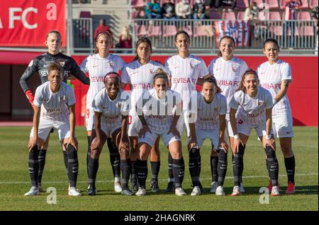 Siviglia, Spagna. 12th Dic 2021. Al via undici delle Sevilla FC Women per la Primera Iberdrola partita tra Sevilla FC Women e Atletico de Madrid Women allo stadio Jesus Navas di Siviglia. (Photo credit: Mario Diaz Rasero Credit: Gonzales Photo/Alamy Live News Foto Stock