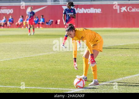 Siviglia, Spagna. 12th Dic 2021. Lola Gallardo (13) di Atletico de Madrid Donne viste durante la Primera Iberdrola partita tra Sevilla FC Donne e Atletico de Madrid Donne allo stadio Jesus Navas di Siviglia. (Photo credit: Mario Diaz Rasero Credit: Gonzales Photo/Alamy Live News Foto Stock