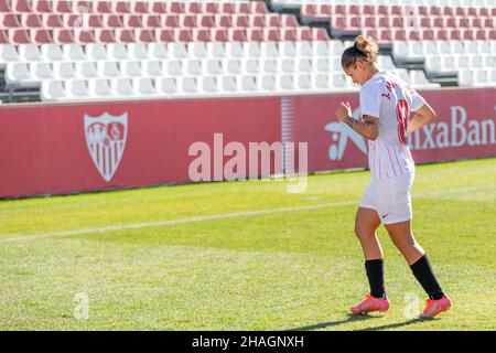 Siviglia, Spagna. 12th Dic 2021. Jessica Martinez (8) di Sevilla FC Donne viste durante la Primera Iberdrola partita tra Sevilla FC Donne e Atletico de Madrid Donne allo stadio Jesus Navas di Siviglia. (Photo credit: Mario Diaz Rasero Credit: Gonzales Photo/Alamy Live News Foto Stock