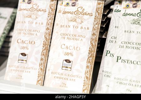 Barrette artigianali di cioccolato italiano a Eataly, Londra, Regno Unito Foto Stock