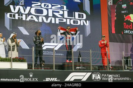 Yas Marina Circuit, Yas Island, 12 dicembre 2021 Max Verstappen (NED), Red Bull Racing RB16B festeggia con bandiera olandese sul podio con Lewis Hamilton (GBR), Mercedes AMG Petronas W12 Carlos Sainz (SPA), Scuderia Ferrari SF21 durante LA FORMULA 1 ETIHAD AIRWAYS ABU DHABI GRAND PRIX 2021 United Arab Emirates Phil Duncan Credit: Every Second Media/Alamy Live News Credit: Every Second Media/Alamy Live News Foto Stock