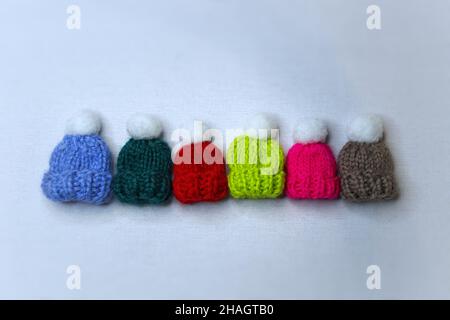 Cappelli in maglia piccoli e multicolore Foto Stock