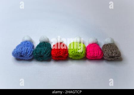 Cappelli in maglia piccoli e multicolore Foto Stock