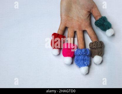 Cappelli in maglia piccoli e multicolore Foto Stock